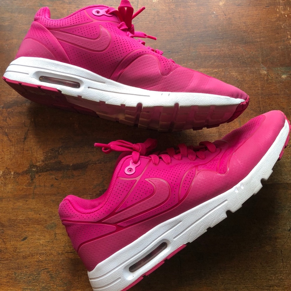 •Nike• Hot pink sneakers